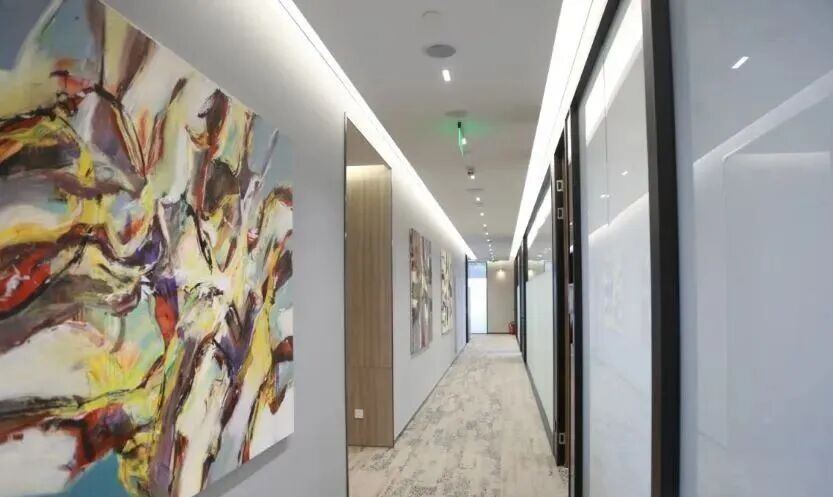 商务办公走廊，抽象油画装饰与玻璃隔断办公室